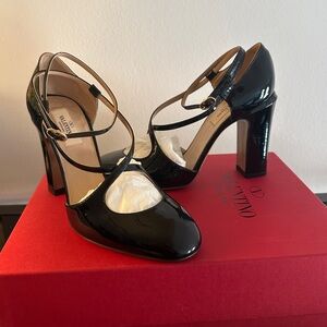VALENTINO GARAVANI Patent Cutout Tango Mary Jane Pumps 38